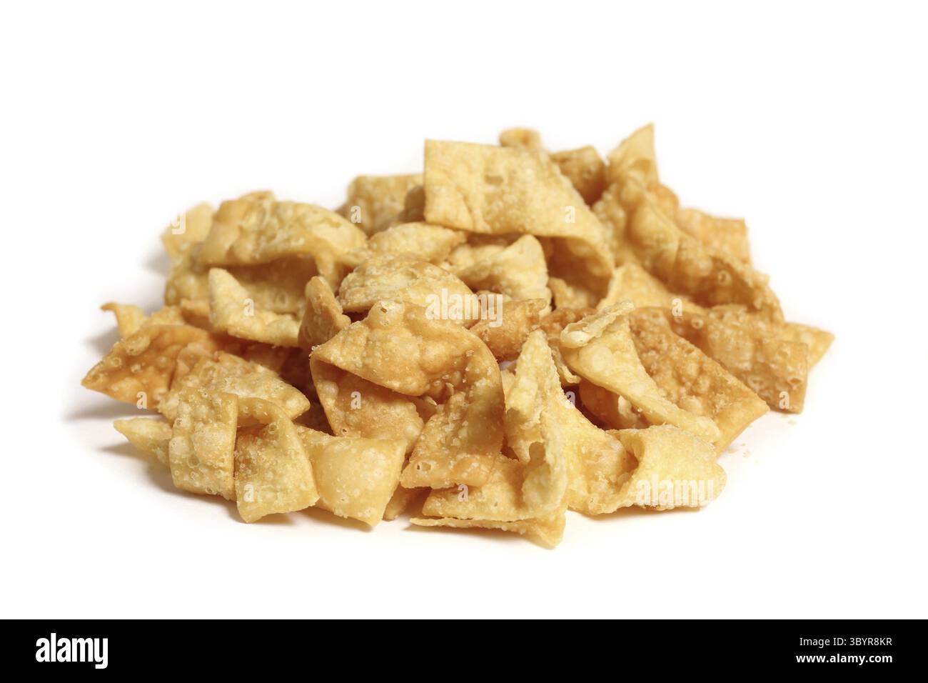 Knusprige Fried wontons aus chinesischem Restaurant isoliert auf weissem Hintergrund Banque D'Images