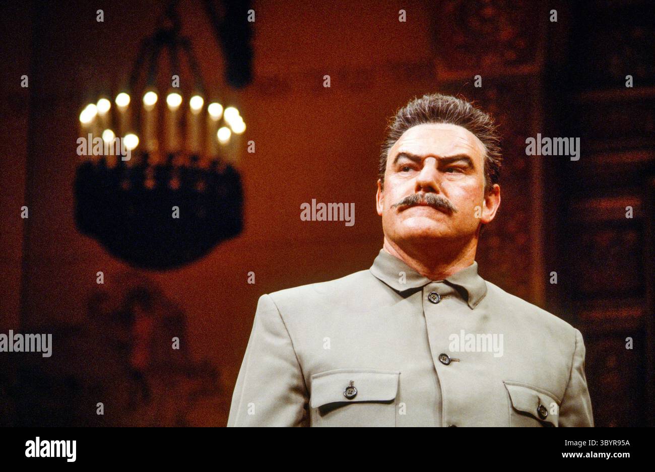 Timothy West (Josef Staline) en MASTER CLASS par David Pownall au Old Vic, Londres SE1 18/01/1984 a Leicester Haymarket production design : Martin Johns éclairage : Chris Ellis chorégraphie : Pat Garrett réalisateur : Justin Greene Banque D'Images