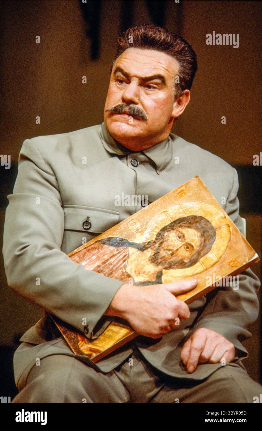Timothy West (Josef Staline) en MASTER CLASS par David Pownall au Old Vic, Londres SE1 18/01/1984 a Leicester Haymarket production design : Martin Johns éclairage : Chris Ellis chorégraphie : Pat Garrett réalisateur : Justin Greene Banque D'Images
