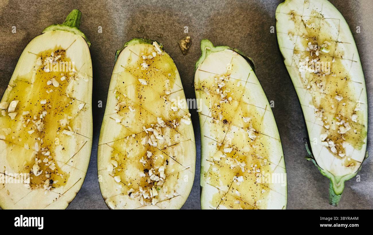 Aubergines assaisonnées prêtes à rôtir - Image de stock capturée avec un smartphone