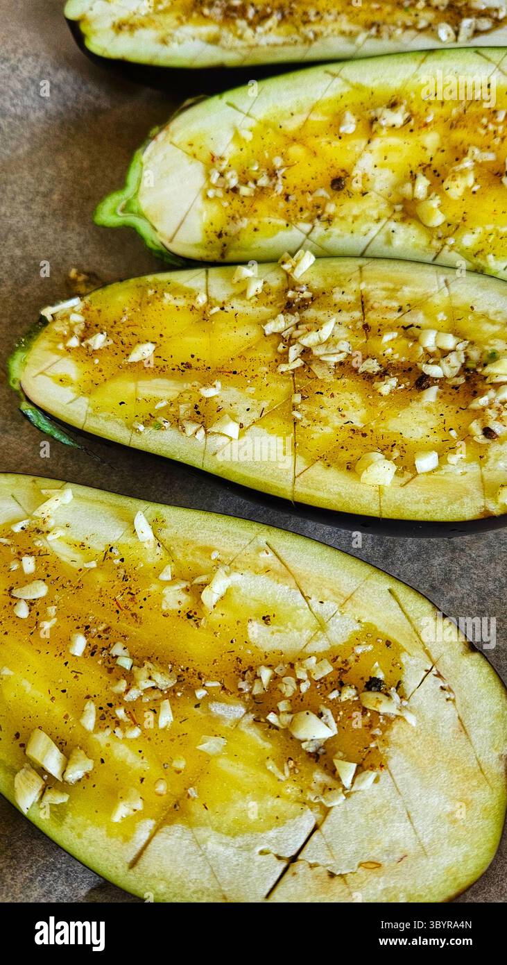 Aubergines assaisonnées prêtes à rôtir - Image de stock capturée avec un smartphone
