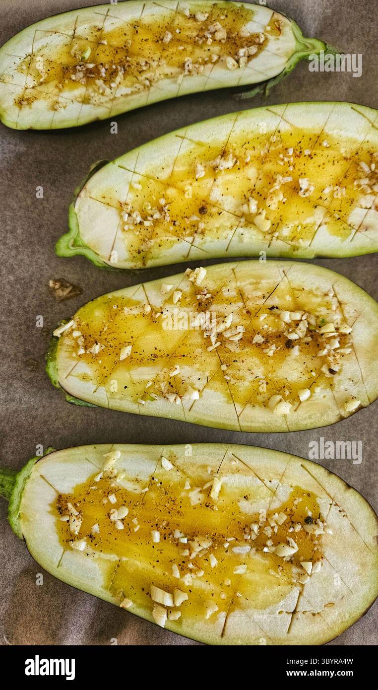Aubergines assaisonnées prêtes à rôtir - Image de stock capturée avec un smartphone