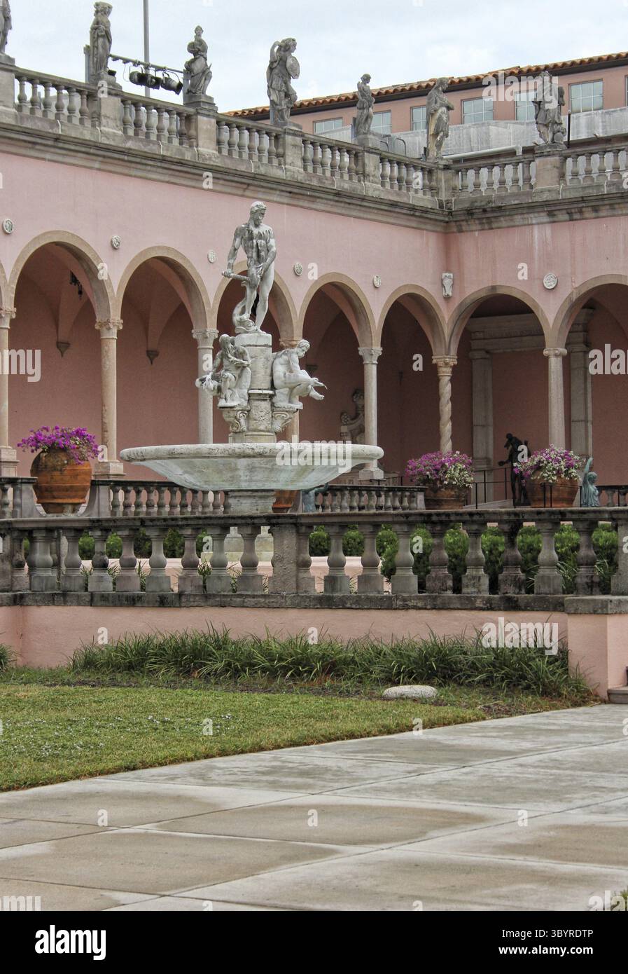 Sarasota FL - 5 novembre 2024 : Courtyard of Ringling Museum of Art situé à Sarasota en Floride Banque D'Images