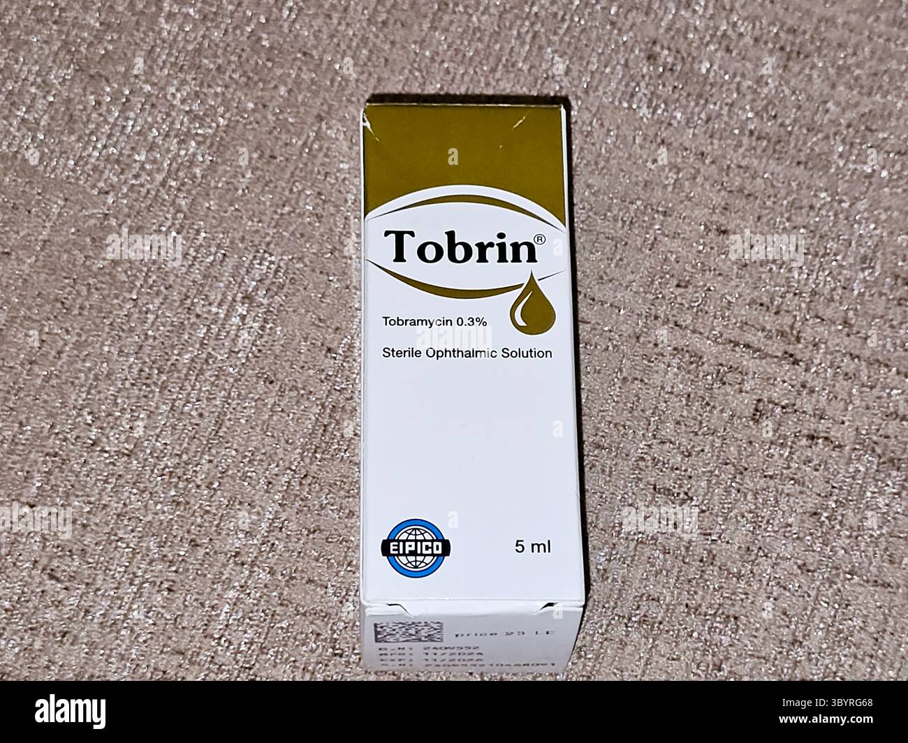 Gizeh, Egypte, le 4 juillet 2025 : Tobrin 0,3 collyre 5 ml Tobramycin solution ophtalmique stérile, par EIPICO, traitement des inflammations et des yeux bactériens Banque D'Images