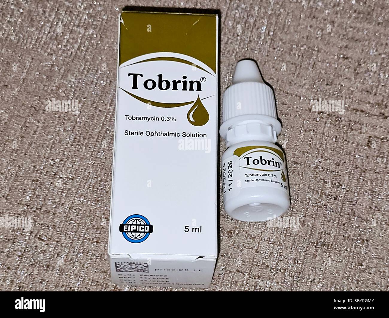Gizeh, Egypte, le 4 juillet 2025 : Tobrin 0,3 collyre 5 ml Tobramycin solution ophtalmique stérile, par EIPICO, traitement des inflammations et des yeux bactériens Banque D'Images
