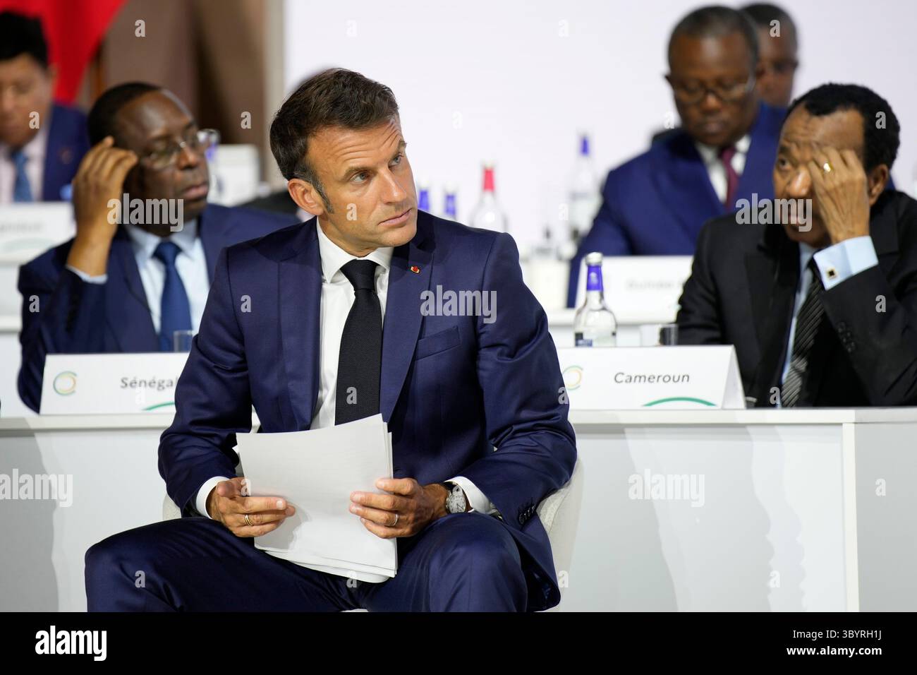 23 juin 2023, Paris, France : Paris (France), 23/06/2023.- le président français Emmanuel Macron écoute lors de la séance de clôture du Sommet du Nouveau Pacte financier mondial, Paris, France, 23 juin 2023. Ce sommet de deux jours visait à trouver de meilleures réponses pour lutter contre la pauvreté et les changements climatiques en remodelant le système financier mondial. (Francia) (crédit image : © Lewis Joly/POOL via ZUMA Press Wire) Banque D'Images