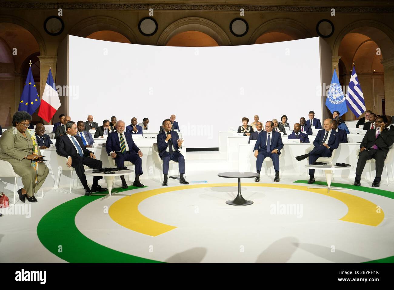 23 juin 2023, Paris, France : Paris (France), 23/06/2023.- le président français Emmanuel Macron (C) prend la parole pendant que d'autres dirigeants écoutent la séance de clôture du Sommet du Nouveau Pacte financier mondial, Paris, France, 23 juin 2023. Ce sommet de deux jours visait à trouver de meilleures réponses pour lutter contre la pauvreté et les changements climatiques en remodelant le système financier mondial. (Francia) (crédit image : © Lewis Joly/POOL via ZUMA Press Wire) Banque D'Images