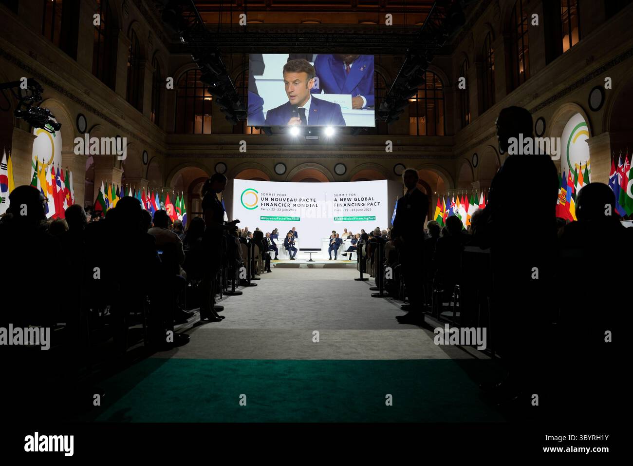 23 juin 2023, Paris, France : Paris (France), 23/06/2023.- le président français Emmanuel Macron prend la parole lors de la séance de clôture du Sommet du Nouveau Pacte financier mondial, Paris, France, 23 juin 2023. Ce sommet de deux jours visait à trouver de meilleures réponses pour lutter contre la pauvreté et les changements climatiques en remodelant le système financier mondial. (Francia) (crédit image : © Lewis Joly/POOL via ZUMA Press Wire) Banque D'Images