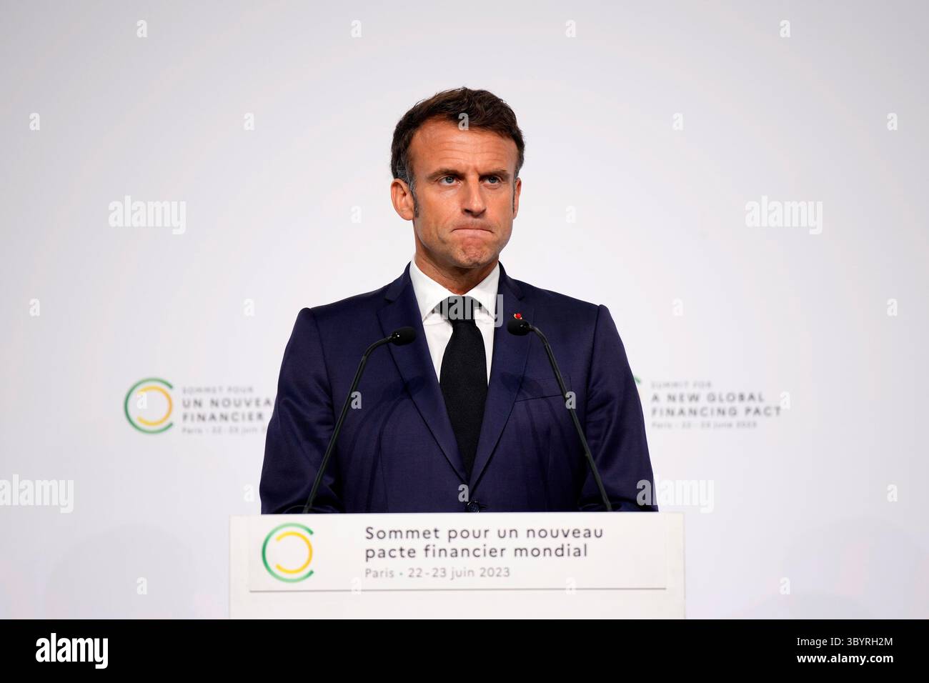 23 juin 2023, Paris, France : Paris (France), 23/06/2023.- le président français Emmanuel Macron réagit lors d'une conférence de presse conjointe à l'issue du Sommet du Nouveau Pacte financier mondial, Paris, France, 23 juin 2023. Ce sommet de deux jours visait à trouver de meilleures réponses pour lutter contre la pauvreté et les changements climatiques en remodelant le système financier mondial. (Francia) (crédit image : © Lewis Joly/POOL via ZUMA Press Wire) Banque D'Images