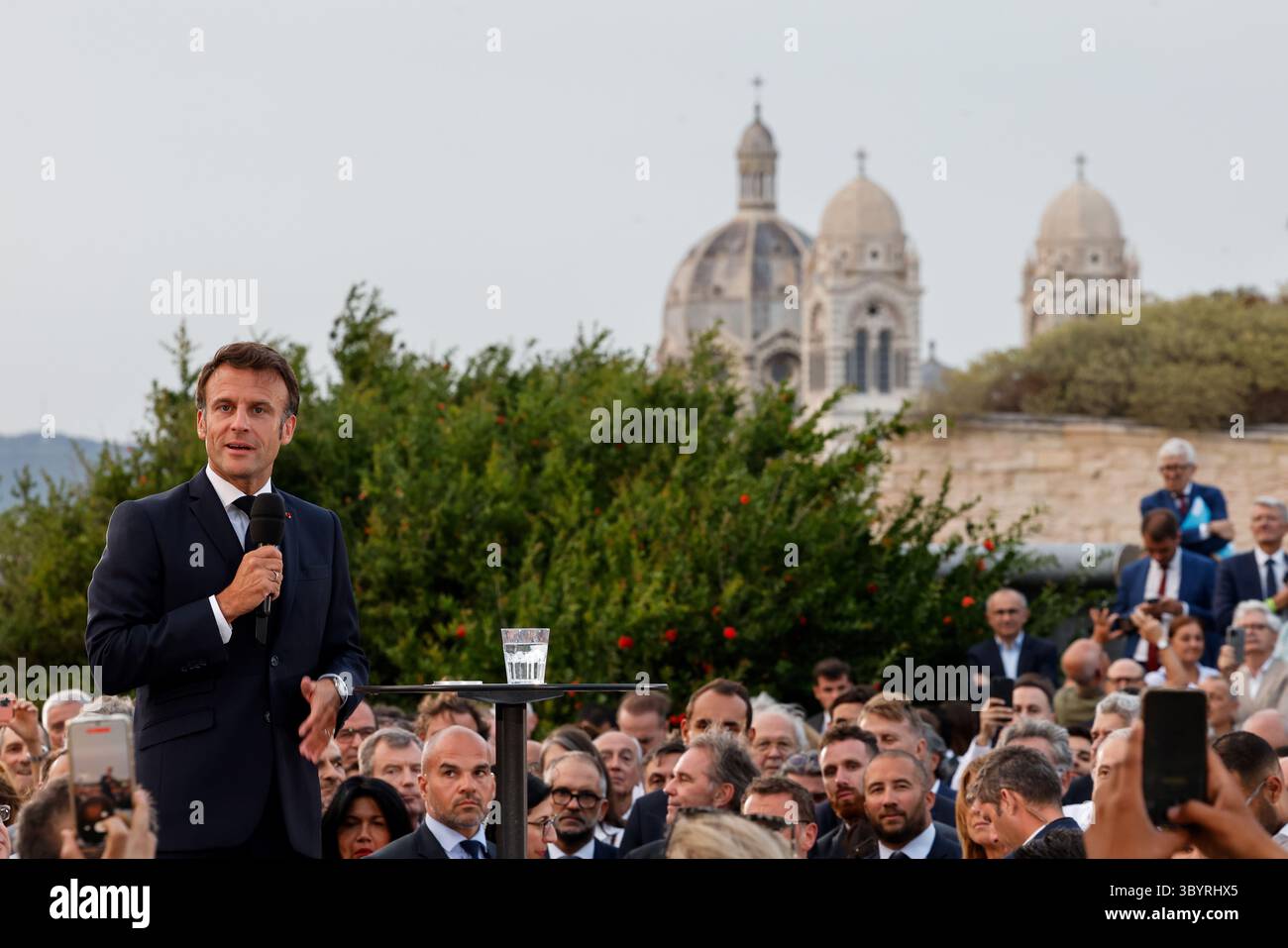 27 juin 2023, MARSEILLE, Bouches-du-Rhône, France : Marseille (France), 27/06/2023.- le président français Emmanuel Macron prononce un discours au Fort Saint-Jean, à Marseille, dans le sud-est de la France, le 27 juin 2023. Le président français effectue une visite de trois jours à Marseille deux ans après le lancement d’un plan de transformation de cinq milliards d’euros (5,5 milliards de dollars) pour la ville afin d’embaucher de nouveaux policiers, de rénover les écoles et les espaces publics et de moderniser le réseau de transports publics qui craque. (Francia, Marsella) (crédit image : © Ludovic Marin/POOL via ZUMA Press Wire) Banque D'Images