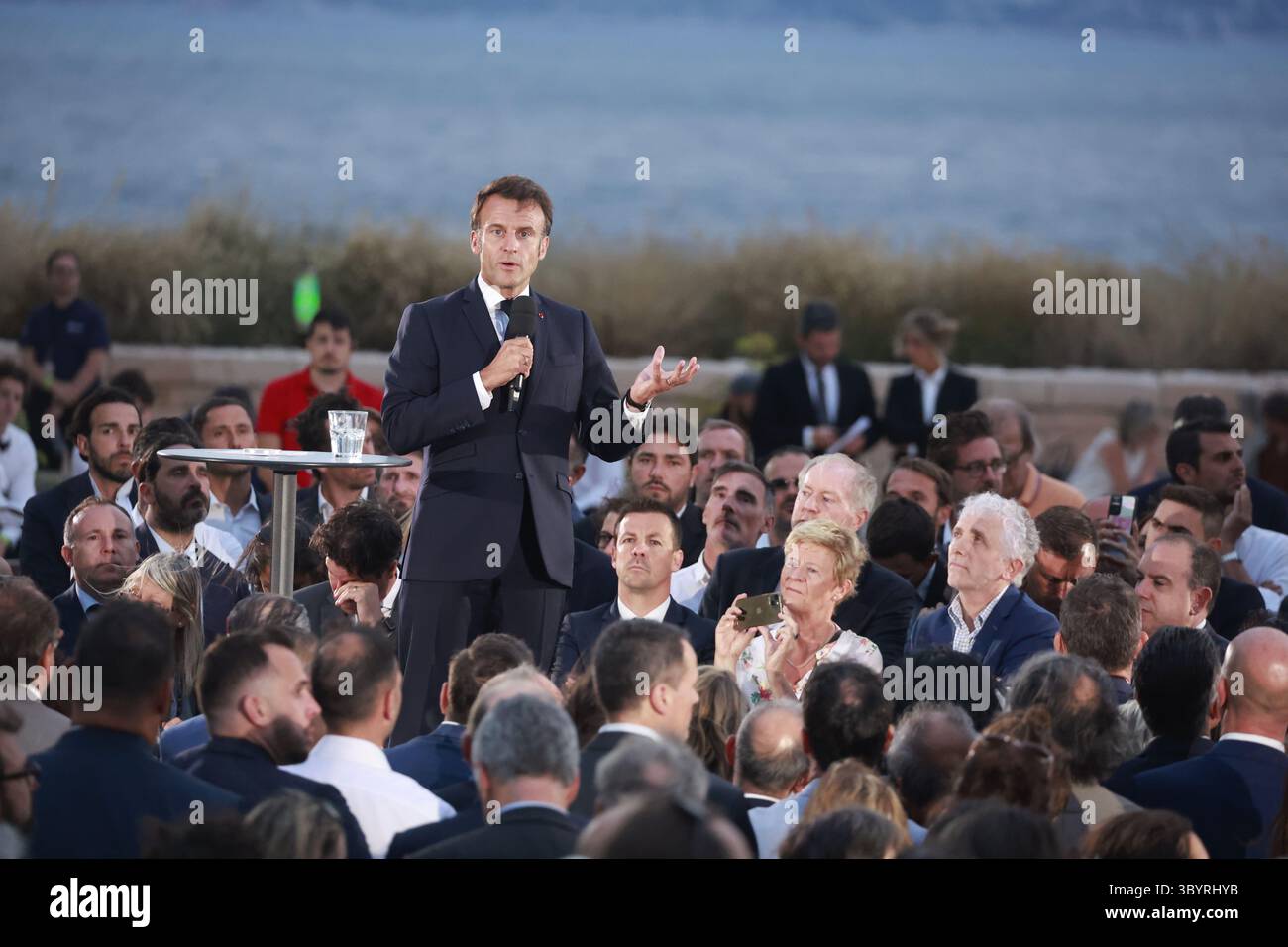 27 juin 2023, MARSEILLE, Bouches-du-Rhône, Marseille : Marseille (Marseille), 27/06/2023.- le président français Emmanuel Macron prononce un discours au Fort Saint-Jean à Marseille, France, 27 juin 2023. Deux ans après le lancement du plan de transformation, le Président Macron se rend à Marseille du 26 au 28 juin 2023 pour faire le point sur les différents projets entrepris dans la deuxième plus grande ville de France. (Francia, Marsella) (crédit image : © Guillaume Horcajuelo/POOL via ZUMA Press Wire) Banque D'Images