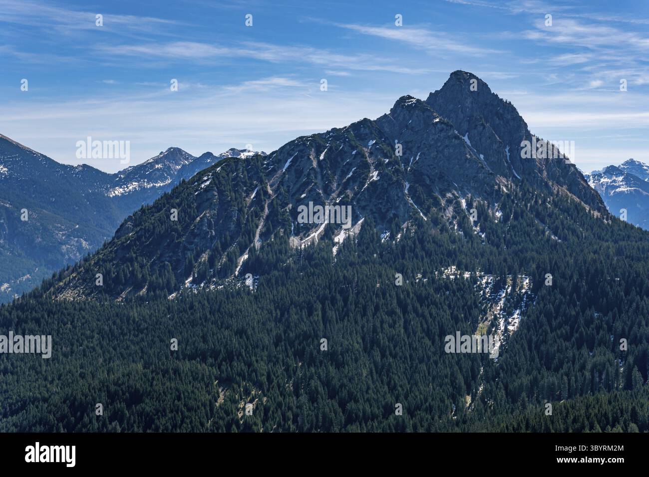 Une randonnée tranquille de Zoeblen Zugspitzblick à Schoenkahler dans la belle vallée de Tannheimer Banque D'Images