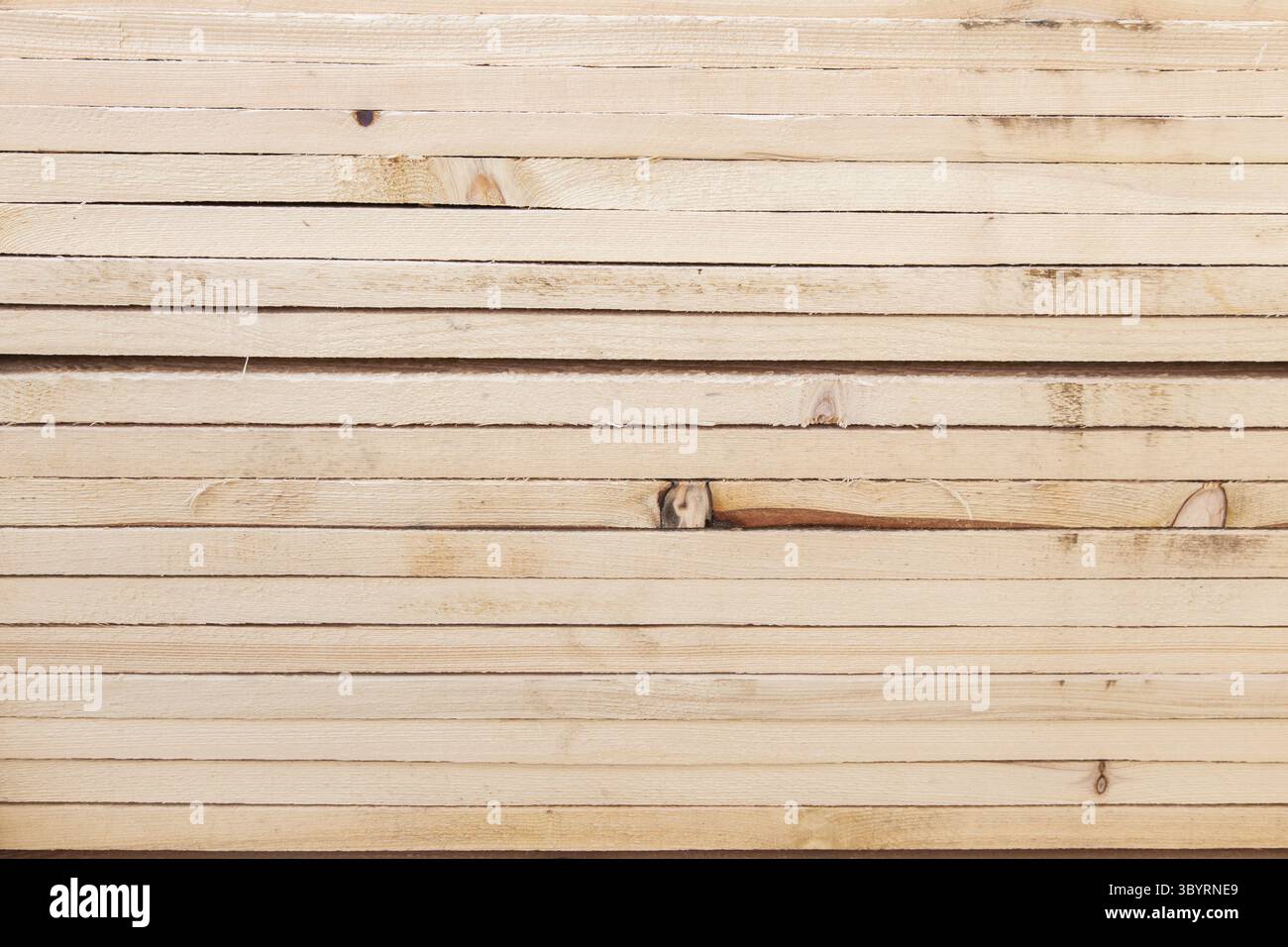 Planches en bois pliées en paquets gros plan. Textures de matériaux de construction en bois. Banque D'Images