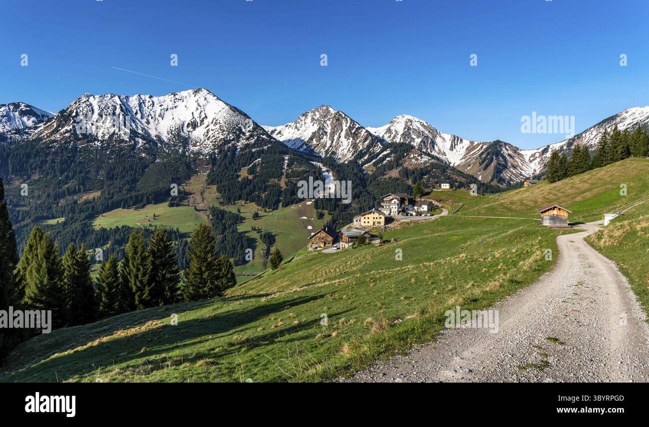 Une randonnée tranquille de Zoeblen Zugspitzblick à Schoenkahler dans la belle vallée de Tannheimer Banque D'Images