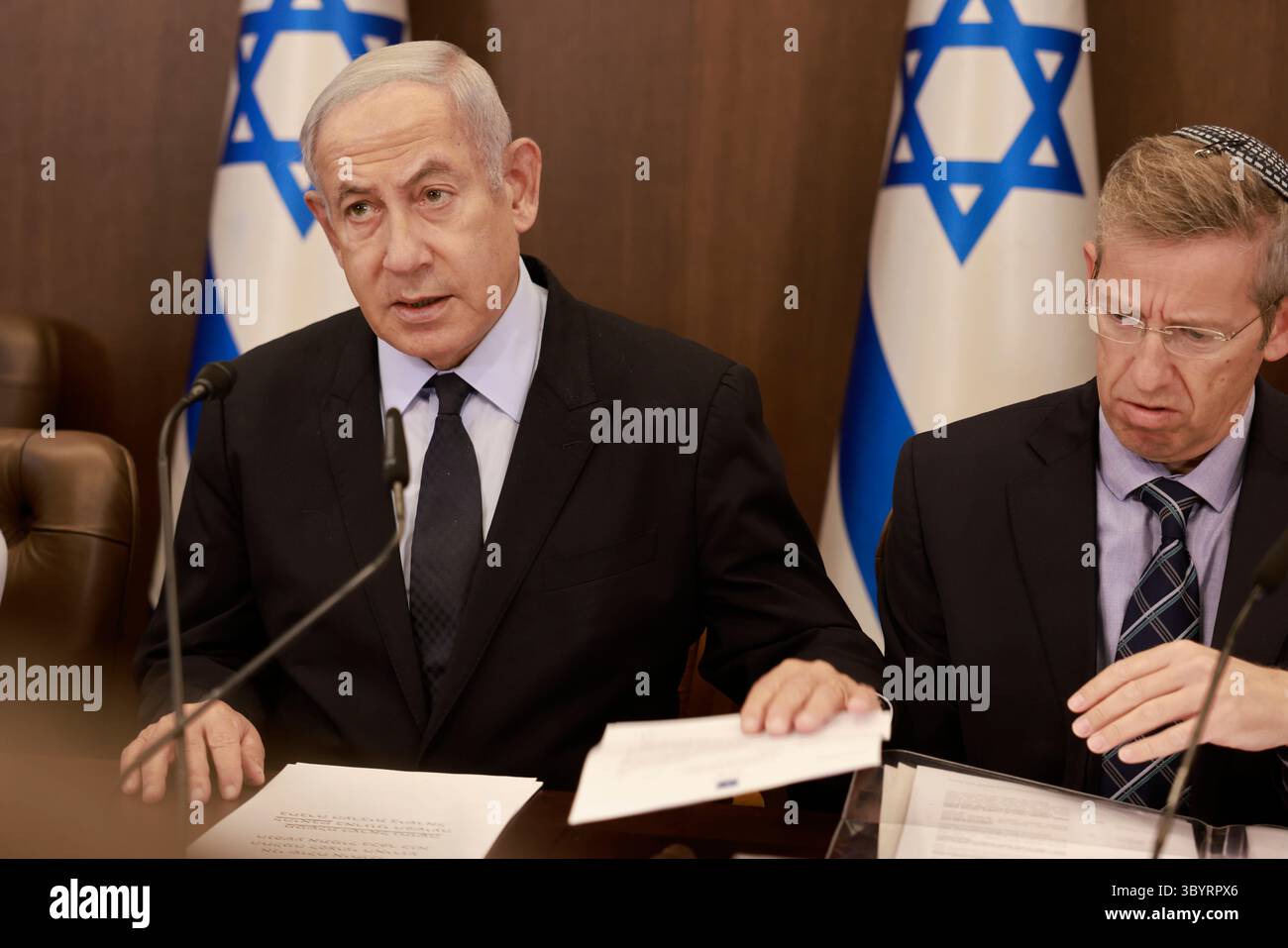 27 août 2023, Jérusalem : Jérusalem (-), 27/08/2023.- le premier ministre israélien Benjamin Netanyahu tient une réunion du cabinet dans son bureau à Jérusalem, le 27 août 2023. (Jerusalén) (crédit image : © Menahem Kahana/POOL via ZUMA Press Wire) Banque D'Images