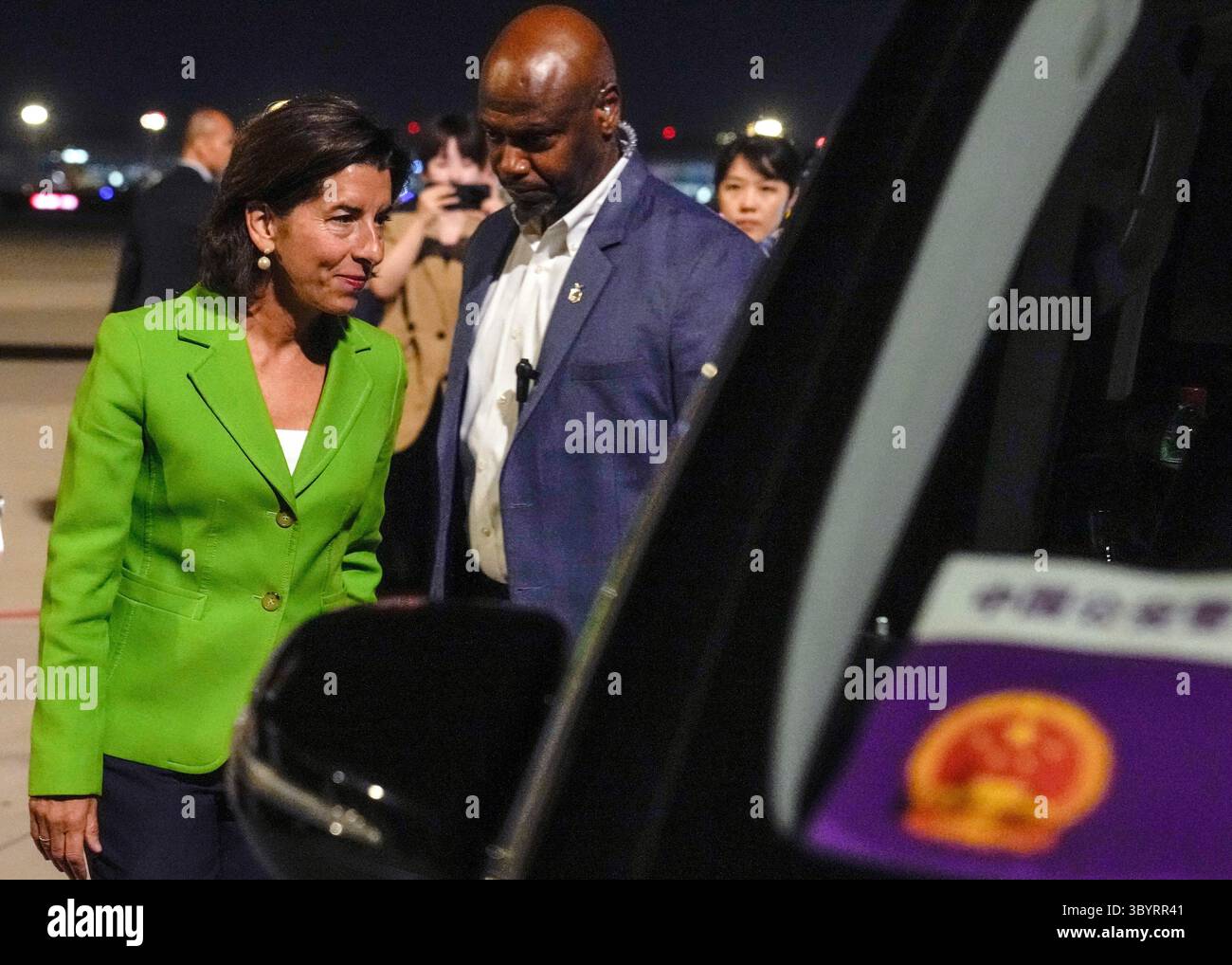 27 août 2023, Pékin, Chine : Pékin (Chine), 27/08/2023.- la secrétaire au commerce des États-Unis Gina Raimondo (l) se rend à son véhicule à son arrivée à l'aéroport international de Pékin, en Chine, le 27 août 2023. La secrétaire américaine au commerce a commencé sa visite de quatre jours en Chine le 27 août, dans le but d'améliorer les liens commerciaux entre les deux plus grandes économies du monde. (Crédit image : © Andy Wong/POOL via ZUMA Press Wire) Banque D'Images