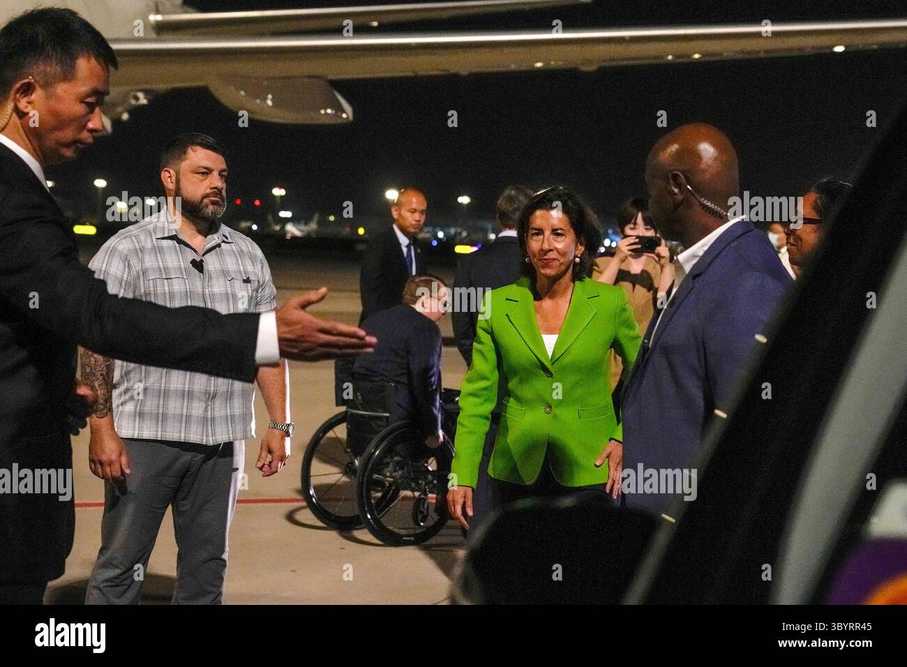 27 août 2023, Pékin, Chine : Pékin (Chine), 27/08/2023.- la secrétaire au commerce des États-Unis Gina Raimondo (C) est montrée sur le chemin de son véhicule à son arrivée à l'aéroport international de Pékin, en Chine, le 27 août 2023. Le secrétaire américain au commerce effectue une visite de quatre jours en Chine à partir du 27 août, dans le but d'améliorer les liens commerciaux entre les deux plus grandes économies du monde. (Crédit image : © Andy Wong/POOL via ZUMA Press Wire) Banque D'Images