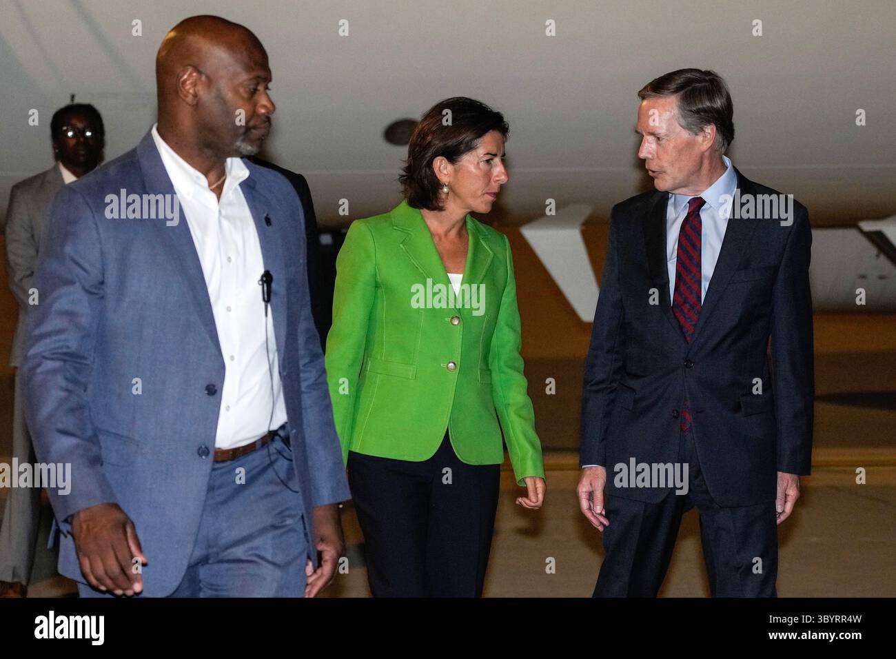 27 août 2023, Pékin, Chine : Pékin (Chine), 27/08/2023.- la secrétaire au commerce des États-Unis Gina Raimondo (C) parle à l'ambassadeur des États-Unis en Chine Nicholas Burns (R) à son arrivée à l'aéroport international de Pékin à Pékin, Chine, le 27 août 2023. La secrétaire américaine au commerce a commencé sa visite de quatre jours en Chine le 27 août, dans le but d'améliorer les liens commerciaux entre les deux plus grandes économies du monde. (Crédit image : © Andy Wong/POOL via ZUMA Press Wire) Banque D'Images