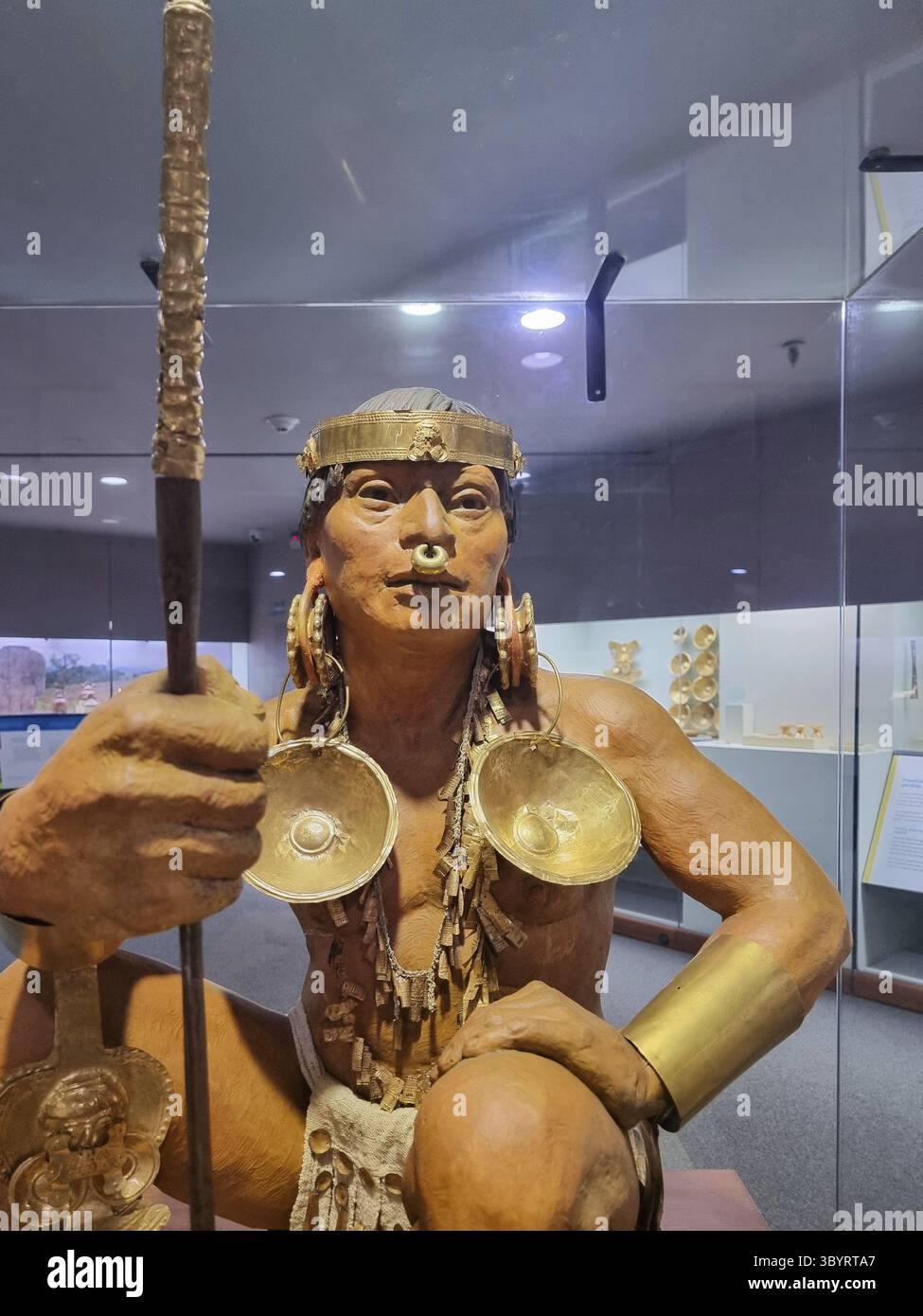 Colombie, Cali, 26 juillet 2024, reproduction à l'échelle d'un roi précolombien avec couronne et bijoux ornementaux, dans le musée de l'or Banque D'Images