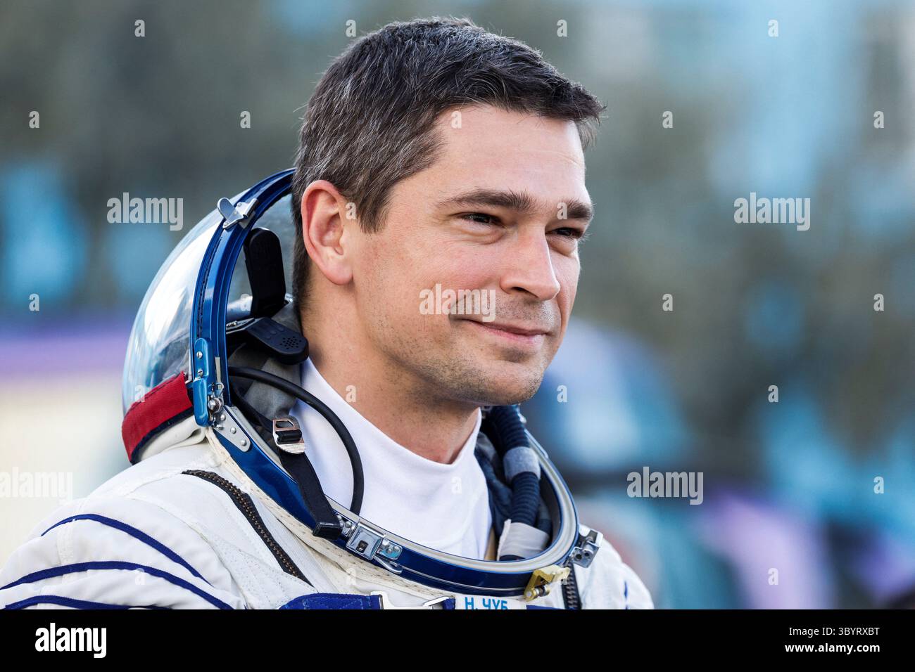 15 septembre 2023, BAÏKONOUR, Kazakhstan : Baïkonour (Kazakhstan), 15/09/2023.- le cosmonaute Nikolai Chub de Roscosmos regarde avant le départ pour la rampe de lancement du cosmodrome de Baïkonour, au Kazakhstan, le 15 septembre 2023. Les membres de l'équipage de l'expédition 70-71 Roscosmos, les cosmonautes Oleg Kononenko, Nikolai Chub et l'astronaute de la NASA Loral O'Hara, doivent faire un décollage à bord du Soyouz MS-24 vers la Station spatiale internationale (ISS) le 15 septembre 2023. (Kazajstán, Roma) (crédit image : © Maxim Shemetov/POOL via ZUMA Press Wire) Banque D'Images