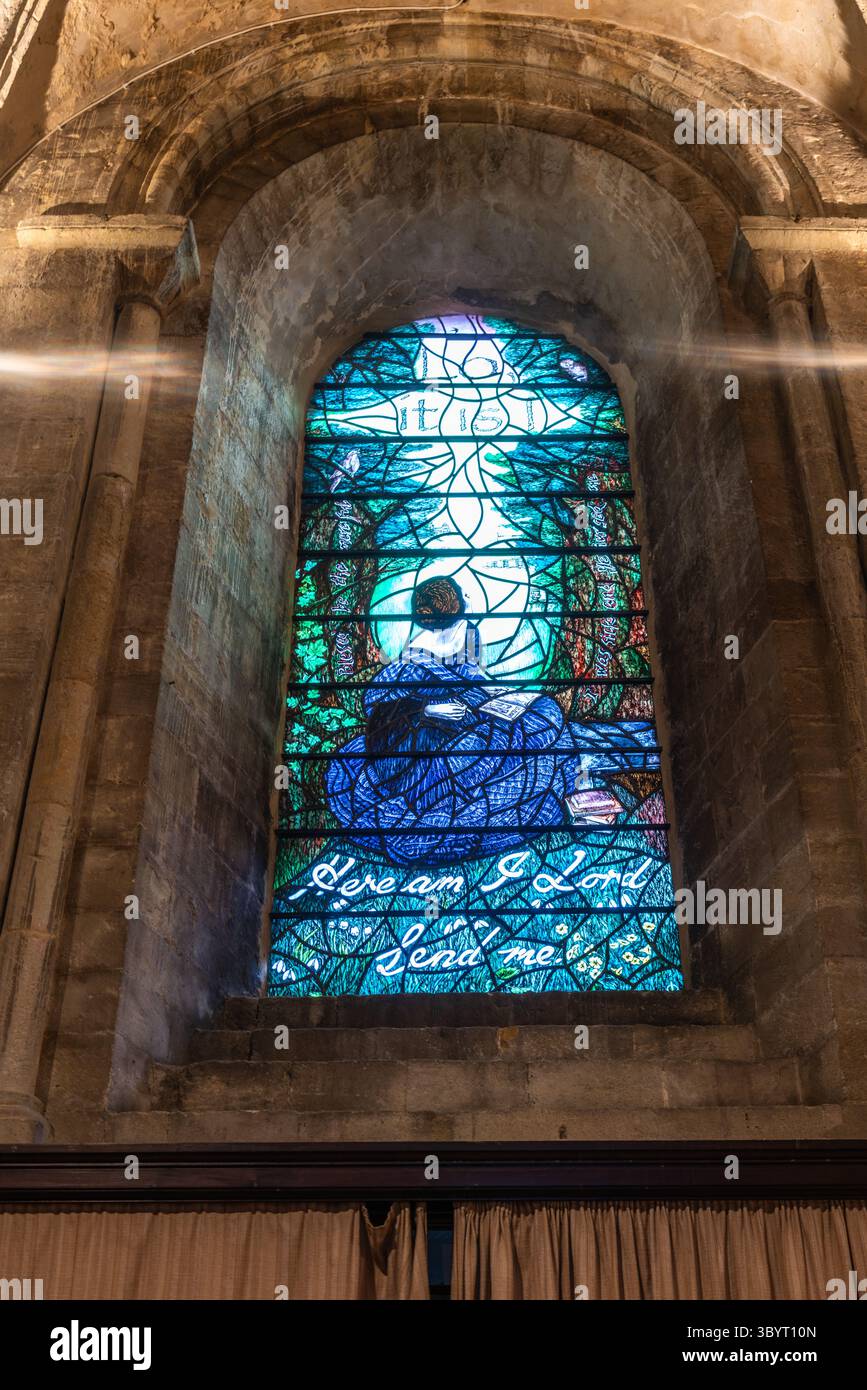 Vitraux en l'honneur de Florence Nightingale « la fenêtre d'appel » par l'artiste Sophie Hacker à Romsey Abbey, Hampshire, Angleterre, Royaume-Uni Banque D'Images