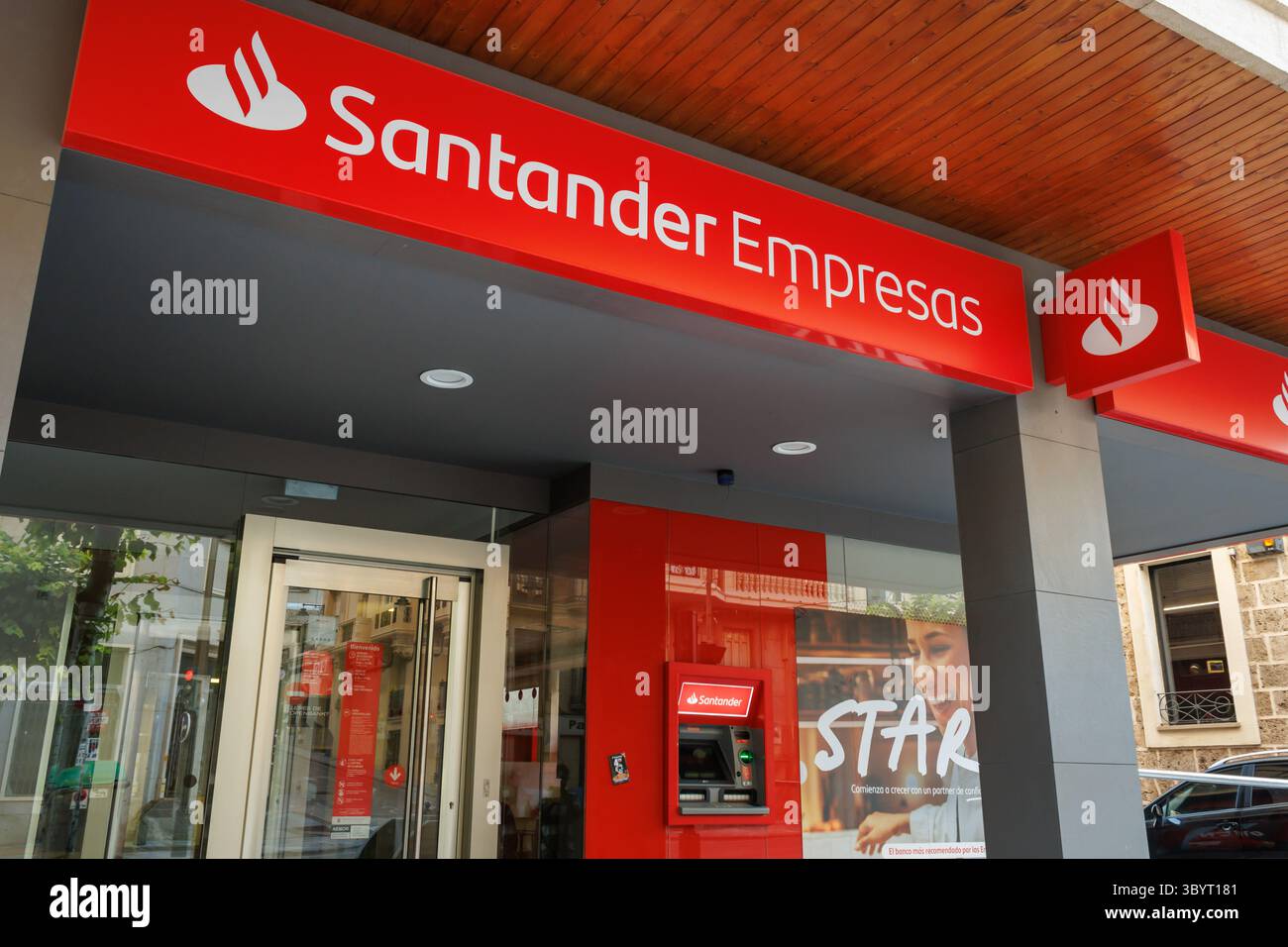 Santander branche d'affaires avec entrée et ATM à Alcoy le 19 juillet 2025, Espagne Banque D'Images