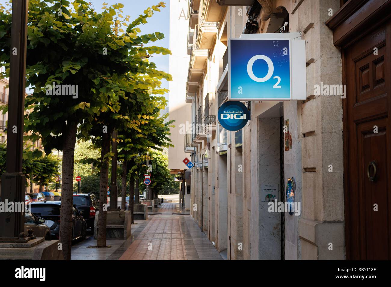 Logo de O2, une entreprise de télécommunications, sur une façade de rue à Alcoy le 20 juillet 2025, Espagne Banque D'Images
