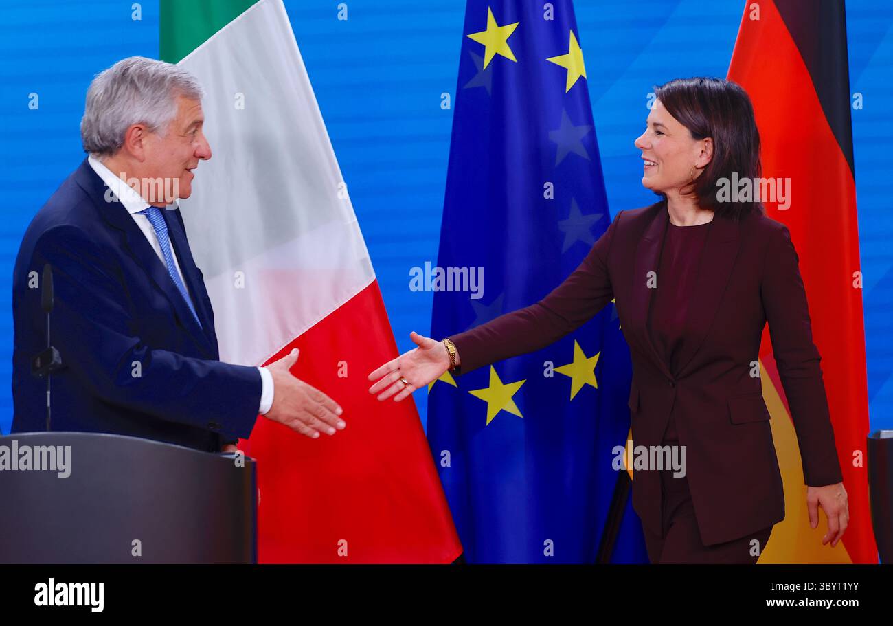 28 septembre 2023, Berlin, Allemagne : Berlin (Allemagne), 28/09/2023.- la ministre allemande des Affaires étrangères Annalena Baerbock (R) et son homologue italien Antonio Tajani assistent à une conférence de presse à Berlin, Allemagne, 28 septembre 2023. Leurs entretiens ont porté sur la coopération politique bilatérale et européenne. (Alemania, Italie) (crédit image : © Hannibal Hanschke/POOL via ZUMA Press Wire) Banque D'Images