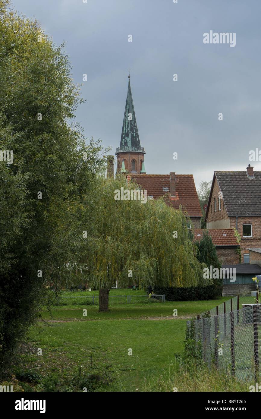 Vue de la ville allemande appelée Doemitz à l'automne Banque D'Images