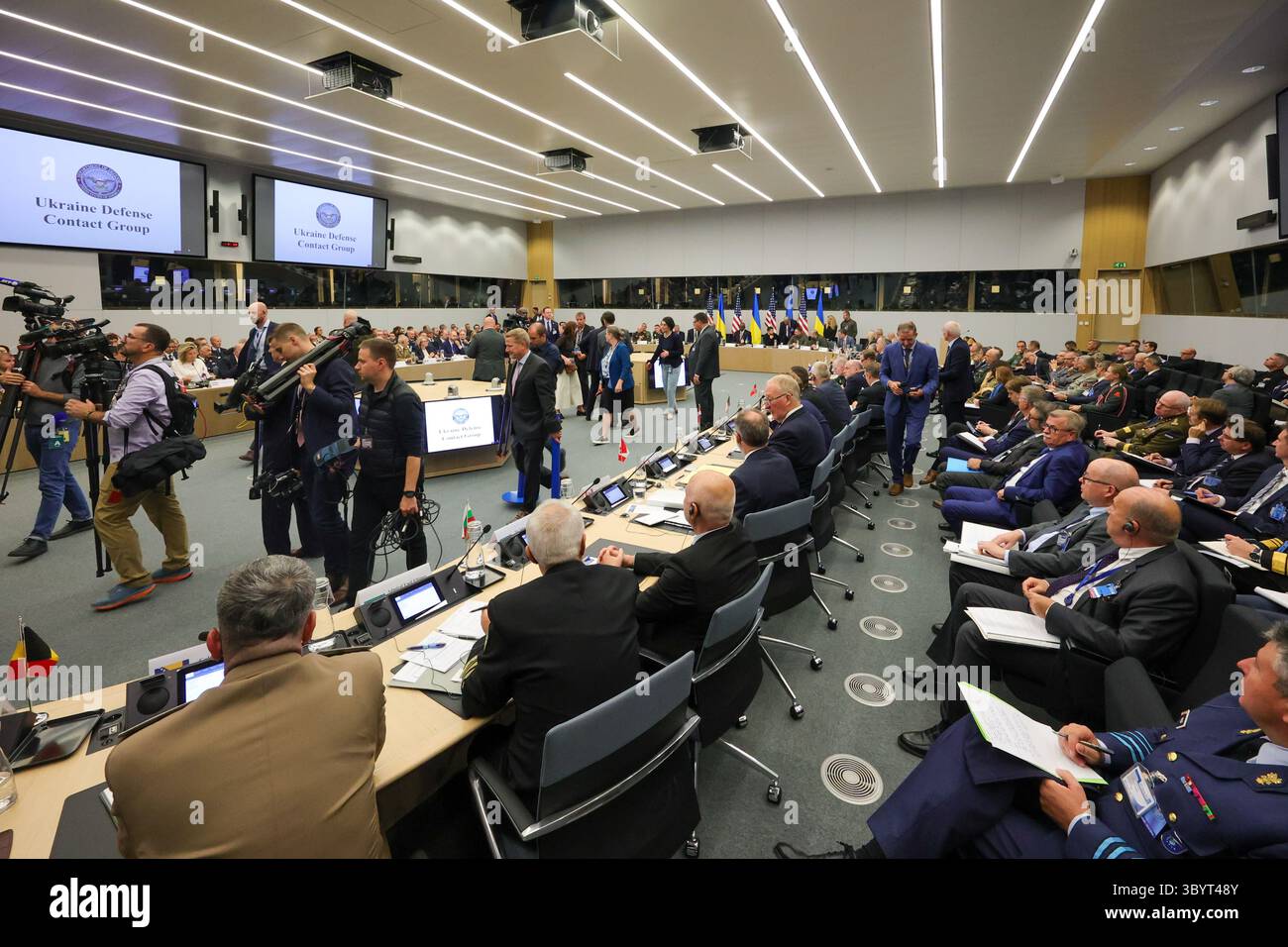 11 octobre 2023, Bruxelles, Belgique : Bruxelles (Belgique), 11/10/2023.- la presse quitte la salle après que le secrétaire américain à la Défense, Lloyd J. Austin III, et le président ukrainien, Volodymyr Zelensky, se sont adressés à une réunion du Groupe de contact pour la Défense ukrainienne avant un Conseil des ministres de la Défense de l'OTAN de deux jours au siège de l'Alliance à Bruxelles, Belgique, le 11 octobre 2023. (Bélgica, Ucrania, Bruselas) (crédit image : © Olivier Matthys/POOL via ZUMA Press Wire) Banque D'Images
