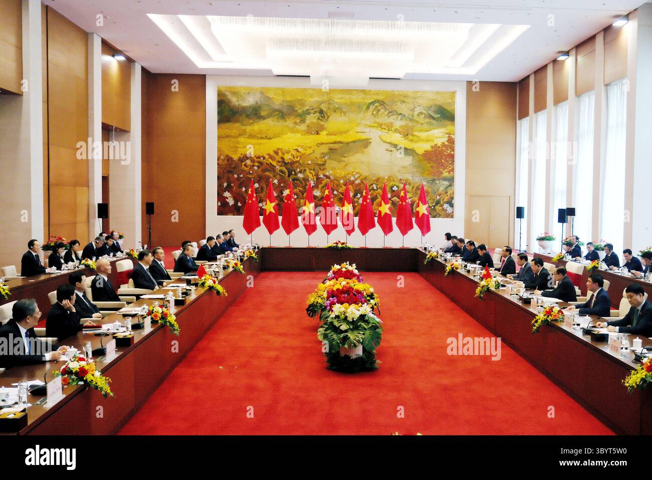 13 décembre 2023, HANOI, HANOI, Viet Nam : Hanoi (Viet Nam), 13/12/2023.- gauche du président chinois Xi Jinping (5-l) et du président vietnamien de l'Assemblée nationale Vuong Dinh Hue (4-R), assistent à une réunion à l'Assemblée nationale à Hanoi, Vietnam, le 13 décembre 2023. XI est au Vietnam en visite officielle du 12 au 13 décembre 2023. (Crédit image : © Minh Hoang/POOL via ZUMA Press Wire) Banque D'Images