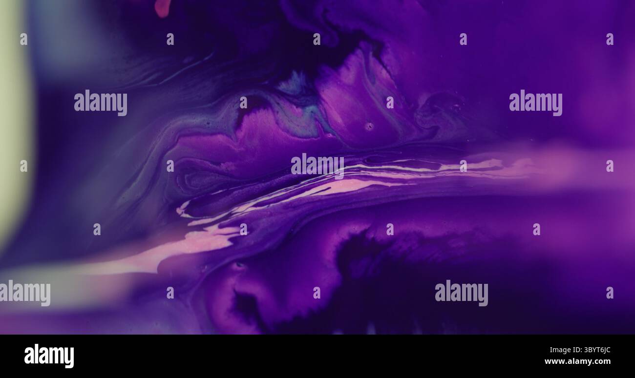 Éclaboussures de peinture. Goutte-à-goutte. Défocalisé couleur néon rose violet éclaboussure noir foncé répandant de l'eau sur fond acrylique abstrait. Banque D'Images