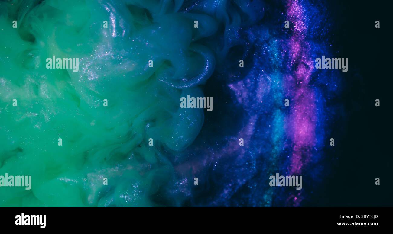 Fluide tourbillonnant. Peindre le fond. Flou jaune violet néon couleur fumée paillettes arc-en-ciel éclaboussure liquide se répandant sur l'abstraction noir foncé. Banque D'Images