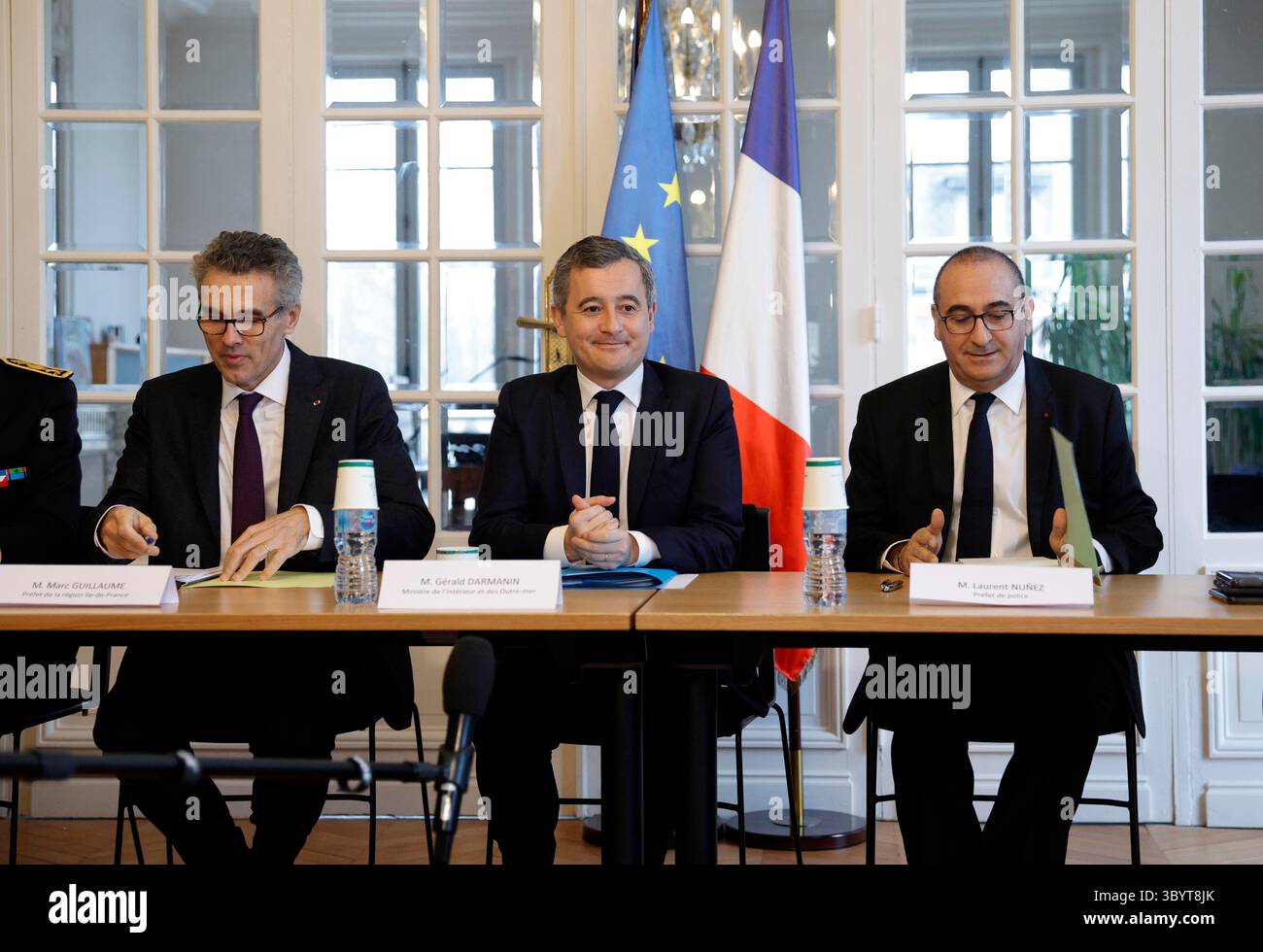 15 janvier 2024, Saint-Denis, Seine-Saint-Denis, France : Saint-denis (France), 15/01/2024.- le ministre français de l'intérieur Gerald Darmanin (C), le préfet de police de Paris Laurent Nunez (R) et le préfet de la région Ile-de-France Marc Guillaume (G) assistent à une réunion sur les Jeux Olympiques de Paris, au siège de la sous-préfecture de Saint-Denis, à Saint-Denis, au nord de Paris, le 15 janvier 2024. Les Jeux olympiques de Paris se dérouleront du 26 juillet au 11 août. (Francia) (crédit image : © Geoffroy Van Der Hasselt/POOL via ZUMA Press Wire) Banque D'Images