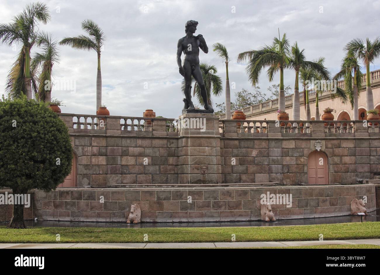 Sarasota FL - 5 novembre 2024 : cour du musée d'art de Ringling avec les dommages causés par l'ouragan Milton situé à Sarasota FL Banque D'Images