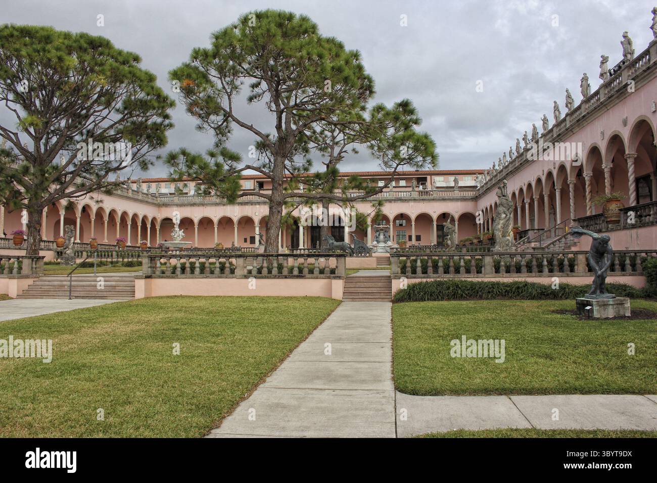 Sarasota FL - 5 novembre 2024 : cour du musée d'art de Ringling avec les dommages causés par l'ouragan Milton situé à Sarasota FL Banque D'Images