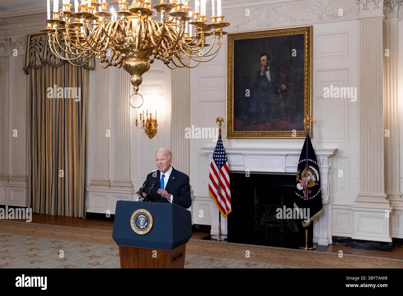 13 février 2024, Washington, DC, États-Unis : Washington (États-Unis), 13/02/2024.- le président américain Joe Biden prononce un discours dans la salle à manger d'État de la Maison Blanche à Washington, DC, États-Unis, le 13 février 2024. Le président Biden a exhorté la Chambre des représentants des États-Unis à adopter un projet de loi de 95 milliards de dollars avec l'aide à l'Ukraine, Israël et Taiwan. Le paquet a été adopté avec le soutien bipartite au Sénat, mais il est peu probable qu'il soit adopté à la Chambre contrôlée par les Républicains en raison de l'opposition des conservateurs de droite radicale soutenant l'ancien président américain Donald J. Trump. (Ucrania) (crédit image : © Michael Reynolds/POO Banque D'Images