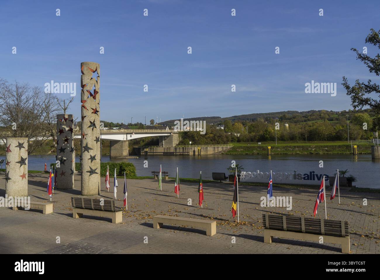 Monument européen dans le village Schengen avec vue sur la Moselle, Luxembourg Banque D'Images
