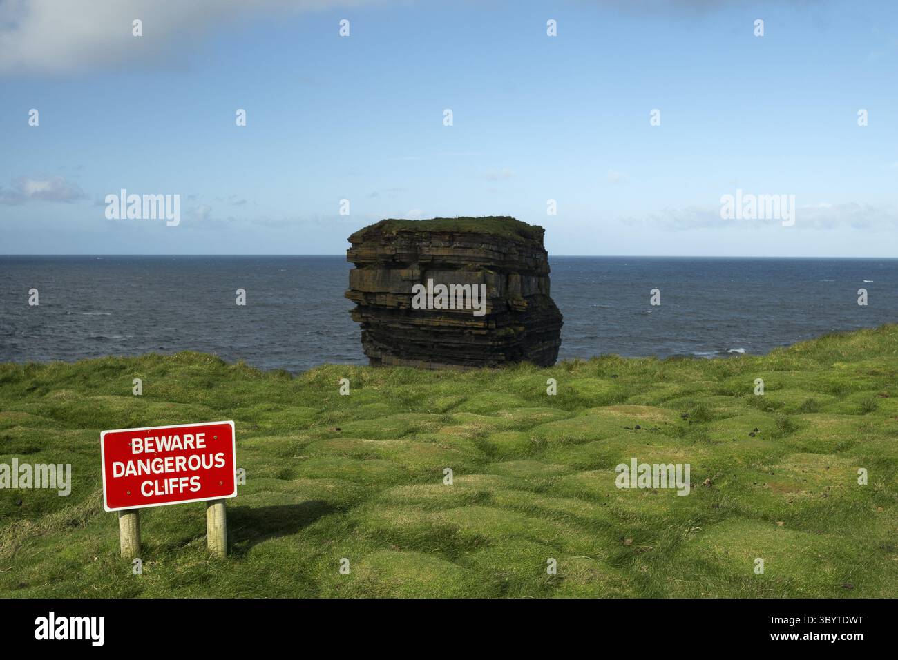 Downpatricks la tête à l'Irlande avec panneau d'avertissement rouge Banque D'Images Downpatricks la tête à l'Irlande avec panneau d'avertissement rouge Banque D'Images