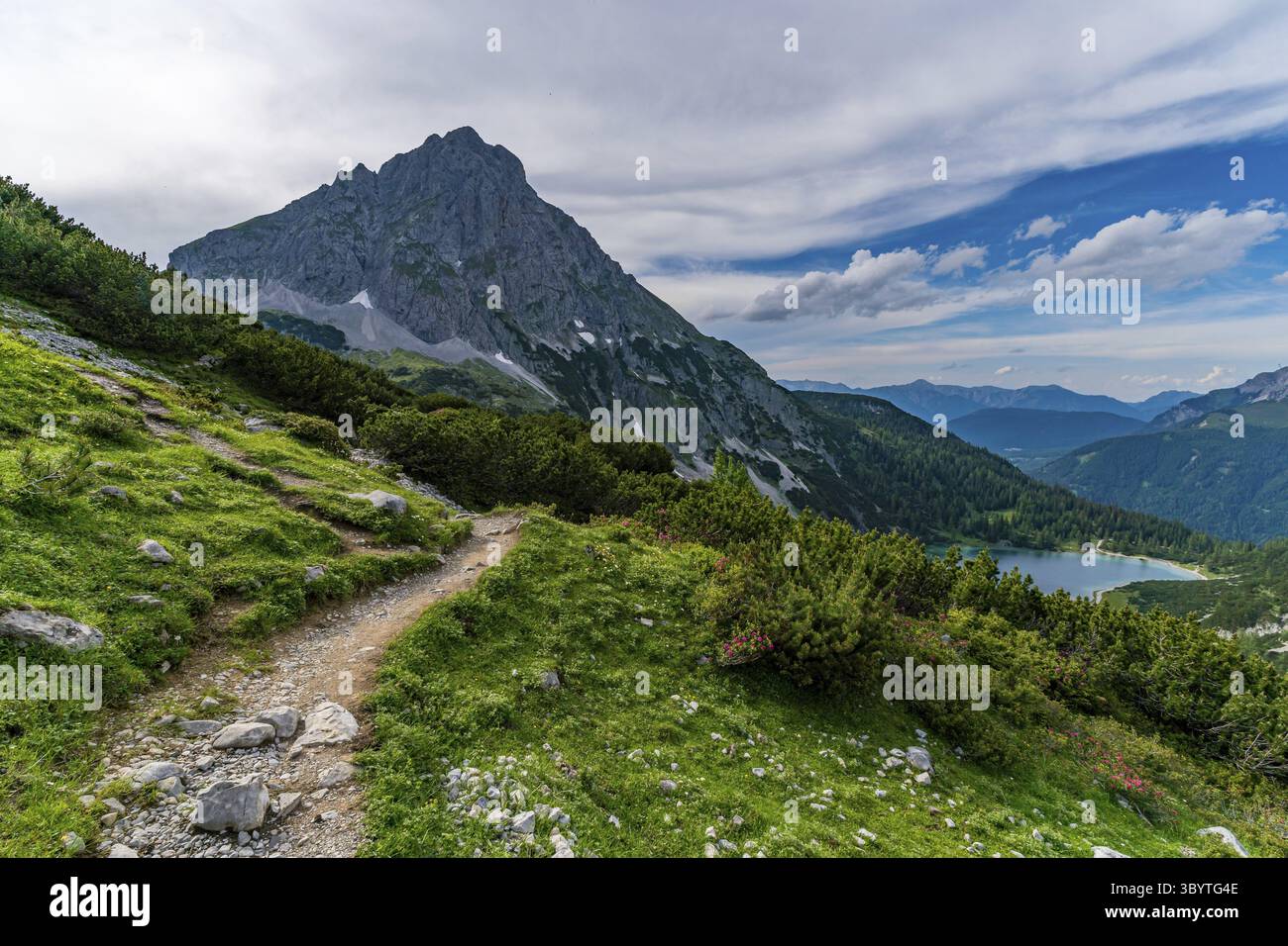 Excursion panoramique en montagne à Ehrwald via le Tajatorl jusqu'à Drachensee, Coburger Hut et Seebensee dans la Tiroler Zugspitz Arena Banque D'Images