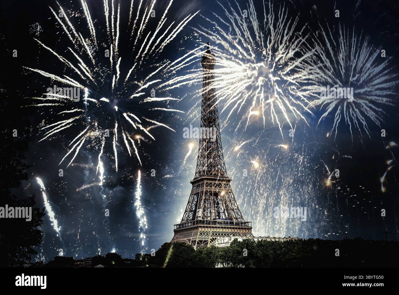 Feux d'artifice sur la tour Eiffel nouvel an à Paris Banque D'Images