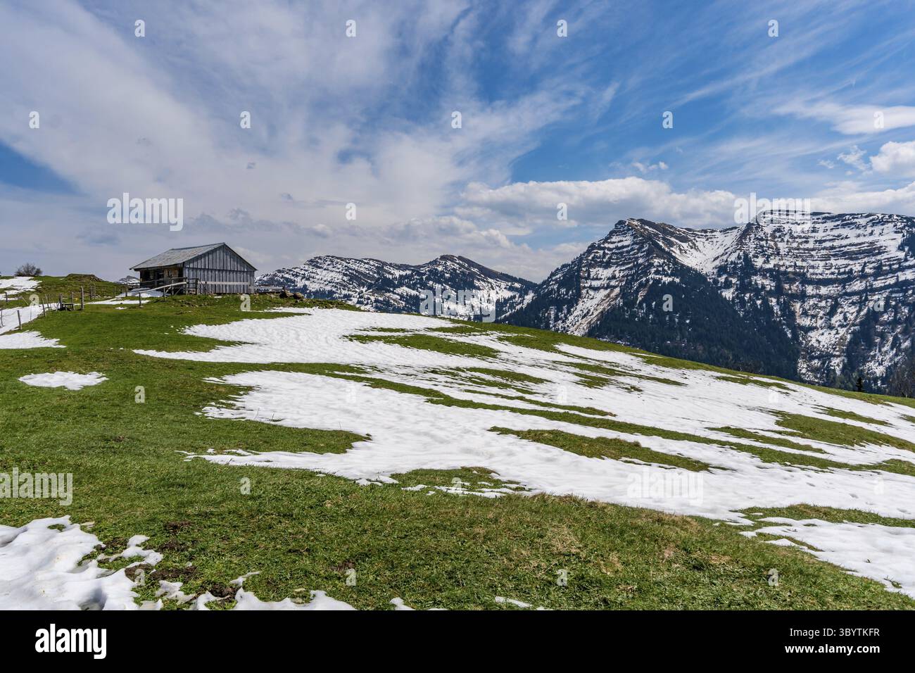 Beau sentier de randonnée circulaire panoramique vers le Denneberg à la Nagelfluhkette dans l'Allgau près d'Oberstaufen Steibis Banque D'Images