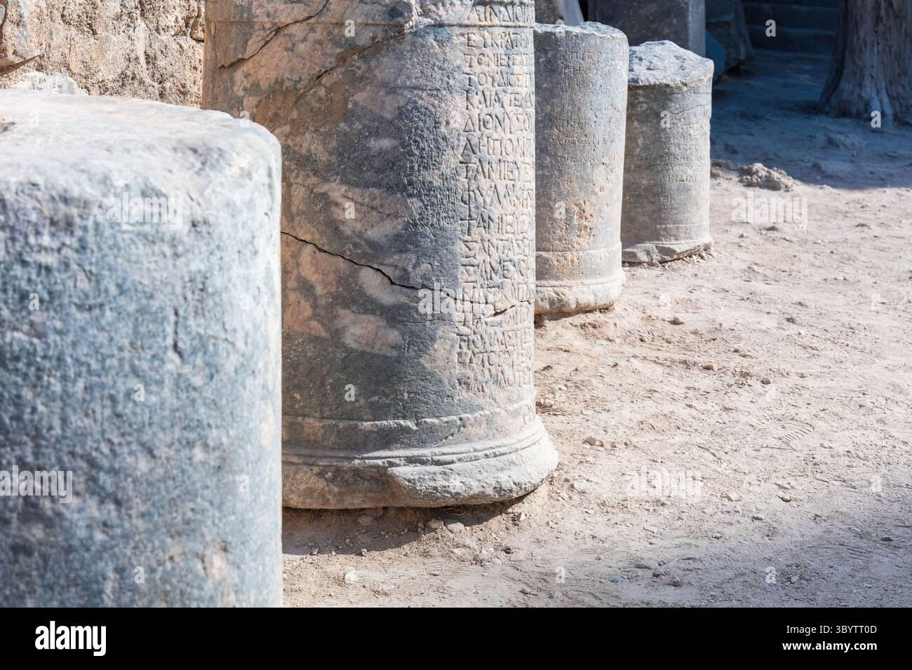 Rhodes, Grèce - 15 octobre 2024 : anciennes colonnes de pierre avec inscriptions à Lindos, Rhodes, Grèce, soulignant la richesse de l'histoire et du beau architectural Banque D'Images