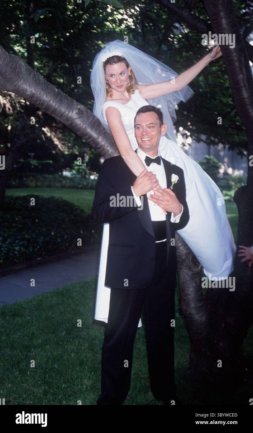 JANVIER 1, 2011 -MARIAGE D'AMANDA CHAROLTTE ROGERS ET KEVIN CHARLES F. MAHONEY.A L'ÉGLISE GRACE, NYC 06/03/2000.AMANDA CHAROTTE ROGERS AVEC HUSB. KEVIN CHARLES F. MAHONEY. (Crédit image : © John Barrett/ZUMA Press Wire) Banque D'Images
