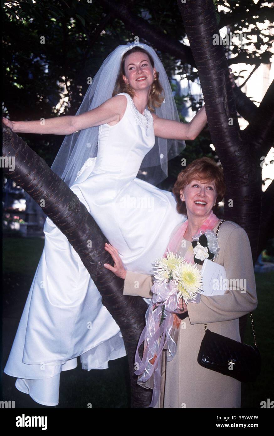 1ER JANVIER 2011 -MARIAGE D'AMANDA CHAROLTTE ROGERS ET KEVIN CHARLES F. MAHONEY.A L'ÉGLISE GRACE, NYC 06/03/2000.AMANDA CHAROTTE ROGERS AVEC SA MÈRE MARGARET HALL ROGERS. (Crédit image : © John Barrett/ZUMA Press Wire) Banque D'Images