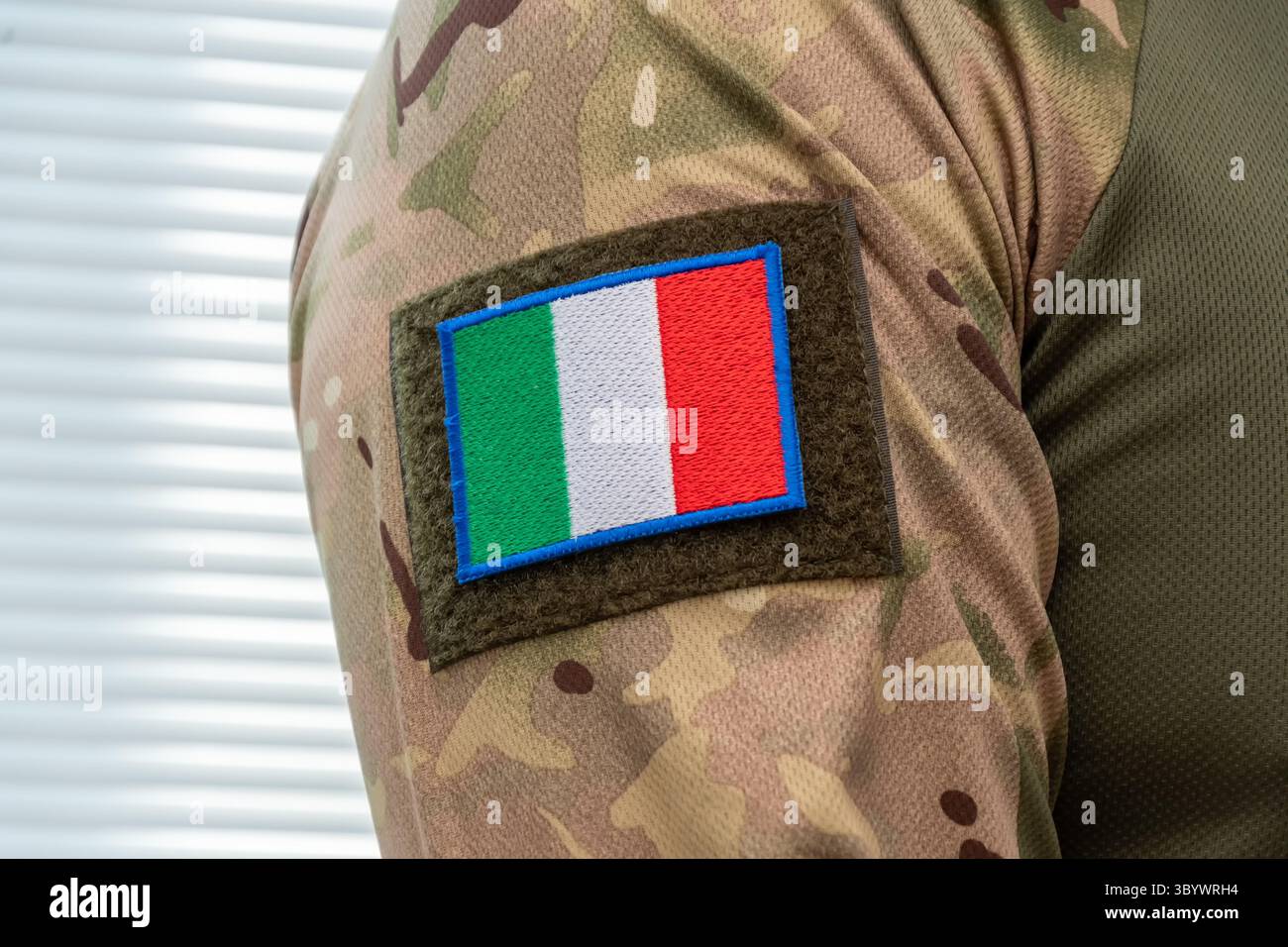 Uniforme militaire moderne avec camouflage et drapeau italien Banque D'Images