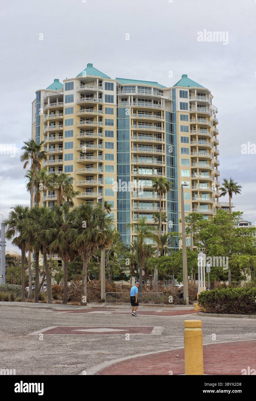 Sarasota FL - 4 novembre 2024 : bâtiment de grande hauteur situé dans le centre-ville de Sarasota Floride Banque D'Images