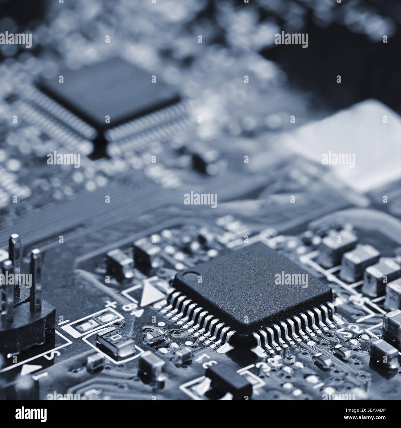 Composants embarqués. PCB vers PC. Puce, condensateur et connecteurs sur la carte mère d'un ordinateur personnel. Arrière-plan technologique moderne Banque D'Images