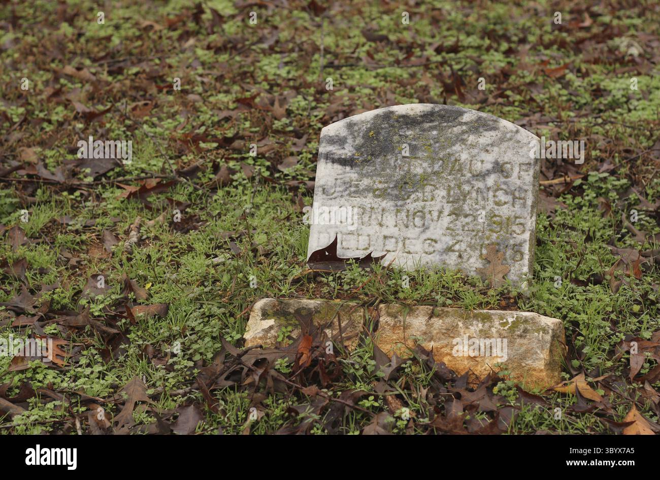 Flint TX - 29 décembre 2024 : pierres tombales brisées et endommagées dans le cimetière de Loftin situé à Flint Texas Banque D'Images