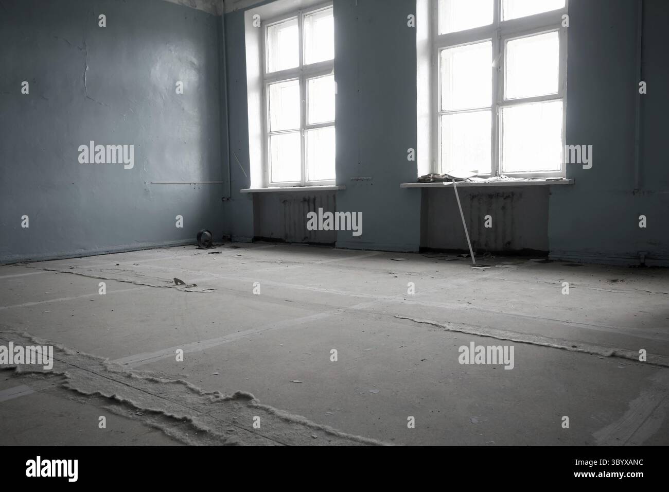 Salle d'école dans un village abandonné du Nord Banque D'Images